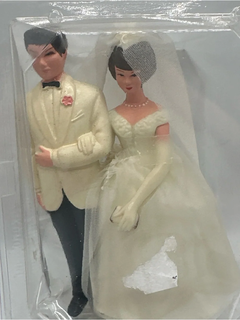 Classic Ivory Bride and Groom Cake Topper - Elegant Wedding Figurine